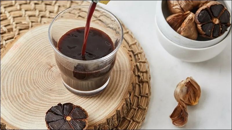 Tỏi đen ép lấy nước sẽ giúp cơ thể hấp thu dưỡng chất dễ và nhanh hơn