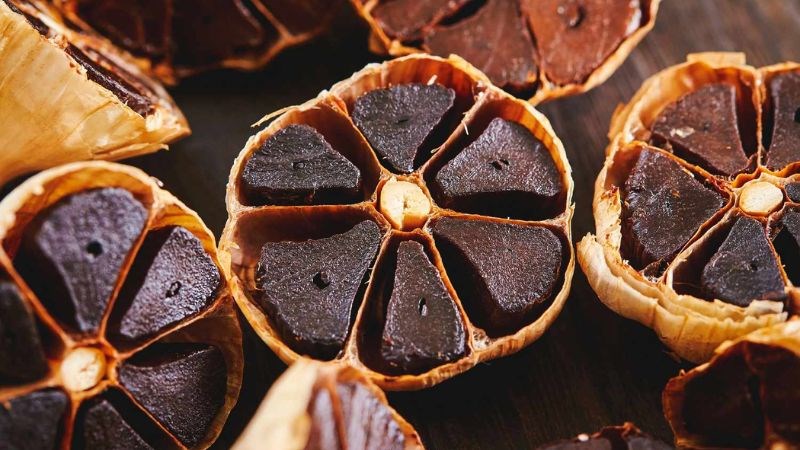 Tỏi đen ngâm rượu giúp diệt khuẩn và phòng ngừa ung thư