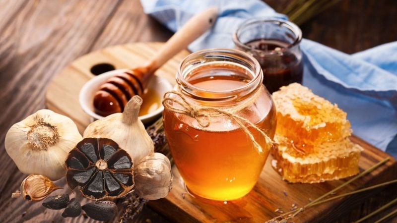 Tỏi đen ngâm mật ong đặc biệt hiệu quả trong việc điều trị cảm cúm, viêm họng