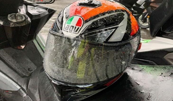 Không sấy khô mũ bảo hiểm khi bị ướt là nguyên nhân phổ biến khiến mũ bảo hiểm bị hôi