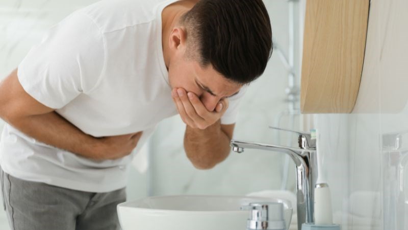 Nôn là dấu hiệu điển hình của nhiễm độc thủy ngân