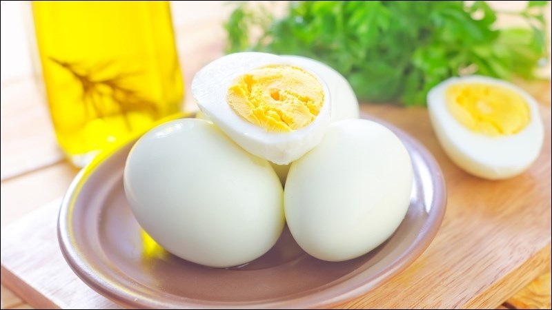 Cả phần lòng trắng và phần lòng đỏ trứng đều giàu protein