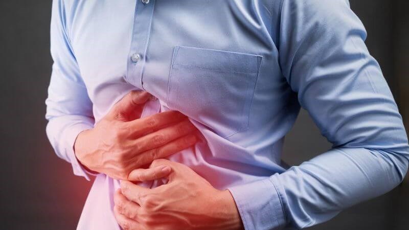 Người nhiễm bệnh sán lợn sẽ xuất hiện triệu chứng đau bụng âm ỉ