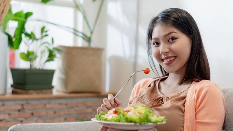 Bà bầu nên lắng nghe nhu cầu ăn uống của cơ thể, tránh ăn quá nhiều
