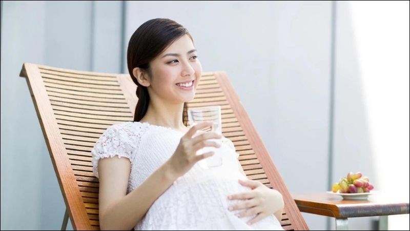 Uống đủ nước giúp thúc đẩy trao đổi chất, cải thiện vóc dáng cho bà bầu