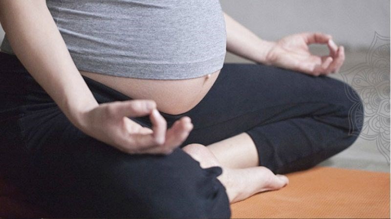 Ngồi thiền giúp bà bầu thư giãn tâm trí, hạn chế tăng cân