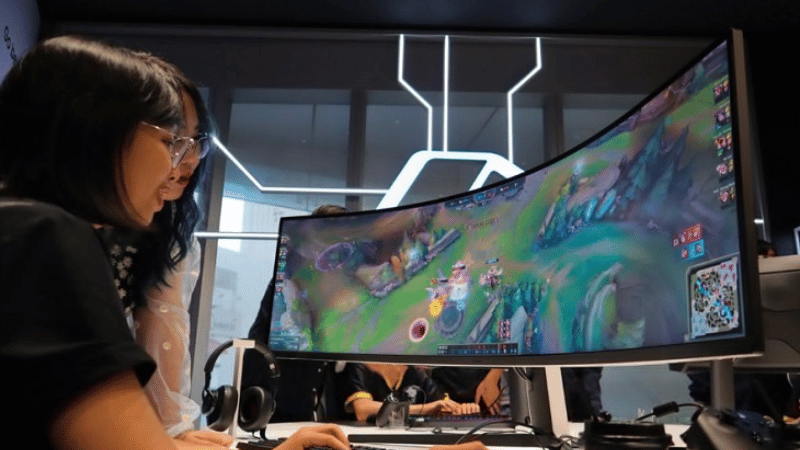 Góc nhìn trên màn hình cong được bao quát hơn Góc nhìn trên màn hình cong được bao quát hơn