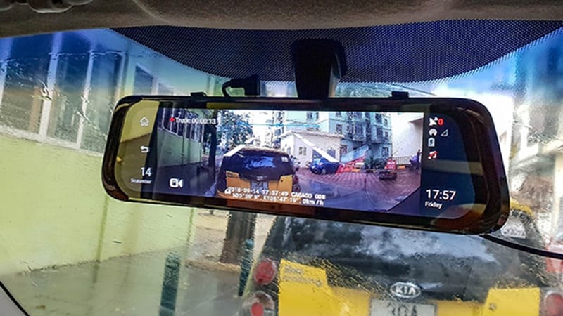 Gắn camera l&agrave;m k&iacute;nh chiếu hậu