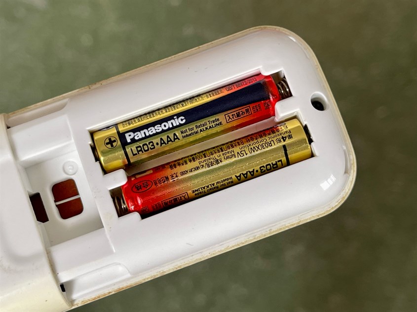 Điều khiển yếu pin làm máy lạnh bật không lên Điều khiển yếu pin làm máy lạnh bật không lên