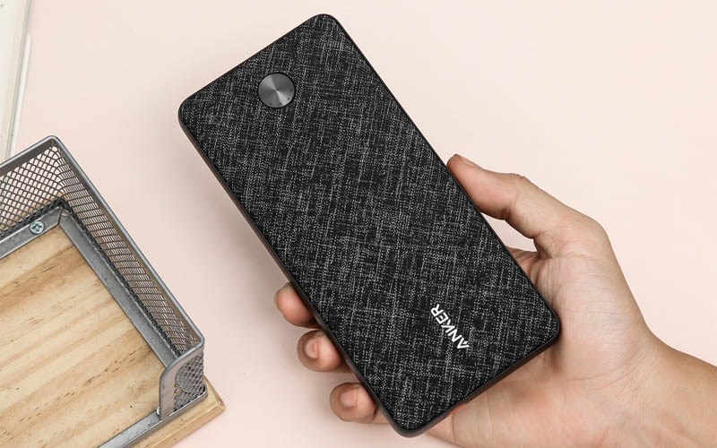 Pin được thiết kế với vẻ ngoài đơn giản và mỏng nhẹ Pin được thiết kế với vẻ ngoài đơn giản và mỏng nhẹ