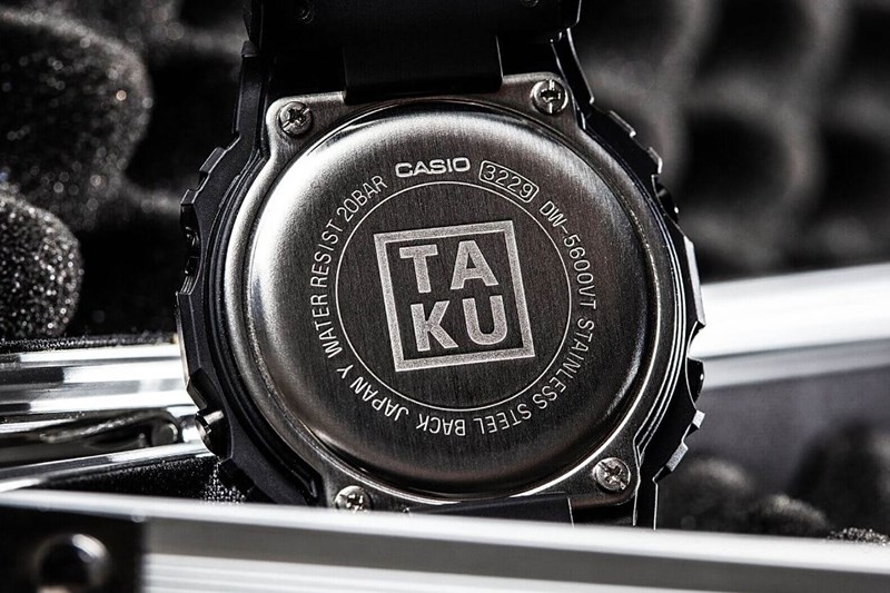 Đ&aacute;y đồng hồ thường được l&agrave;m bằng th&eacute;p kh&ocirc;ng gỉ hoặc hợp kim Titanium