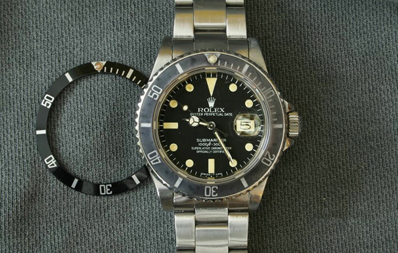 V&agrave;nh đồng hồ thường l&agrave;m từ th&eacute;p kh&ocirc;ng gỉ hoặc th&eacute;p thường hay một số chất liệu kh&aacute;c