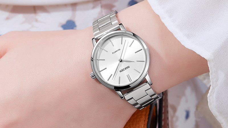 K&iacute;nh kho&aacute;ng c&oacute; độ cứng v&agrave; độ bền cao, gi&uacute;p bảo vệ tốt m&aacute;y b&ecirc;n trong