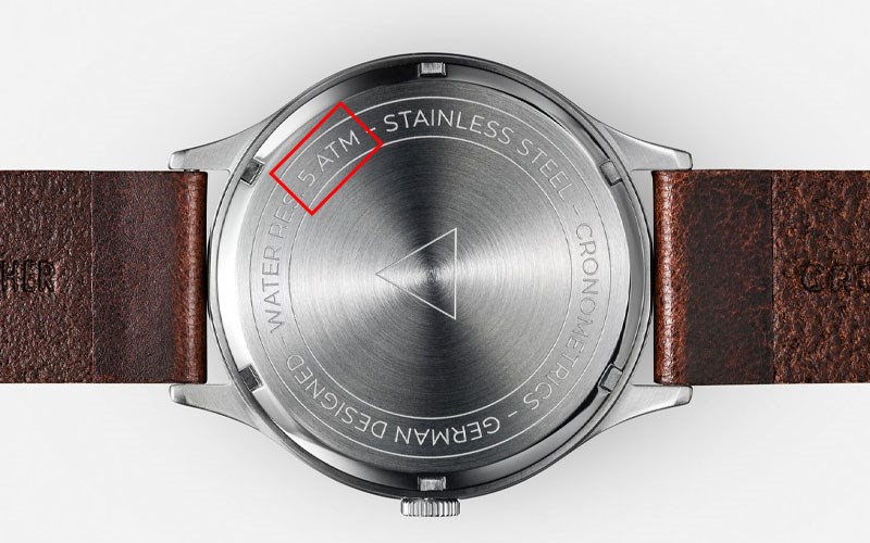 Hạn chế bơi ở những v&ugrave;ng nước s&acirc;u khi đeo đồng hồ đạt 5 ATM