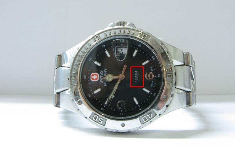 C&oacute; thể đeo đồng hồ v&agrave; đi lặn ở độ s&acirc;u vừa phải