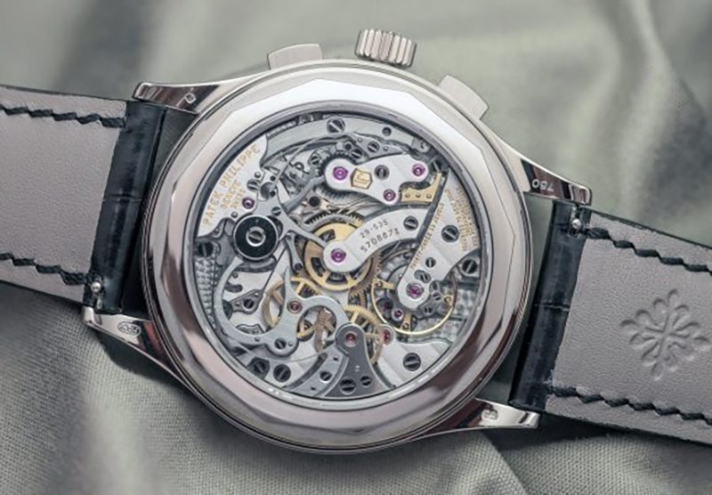 Phải l&ecirc;n d&acirc;y c&oacute;t định kỳ để duy tr&igrave; năng lượng cho đồng hồ