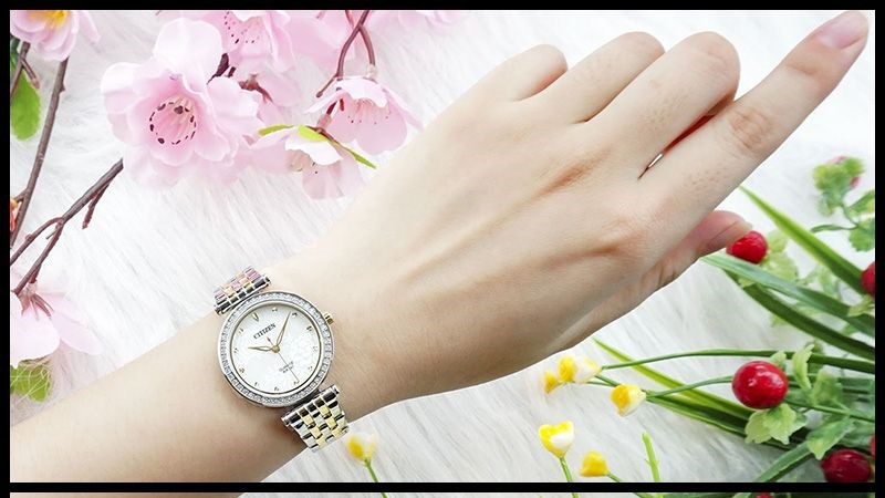 Dây đeo của máy được làm bằng thép không gỉ có độ rộng 14 mm Dây đeo của máy được làm bằng thép không gỉ có độ rộng 14 mm