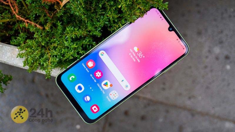Trải nghiệm m&agrave;n h&igrave;nh sắc n&eacute;t c&ugrave;ng điện thoại Samsung Galaxy A24 6GB 