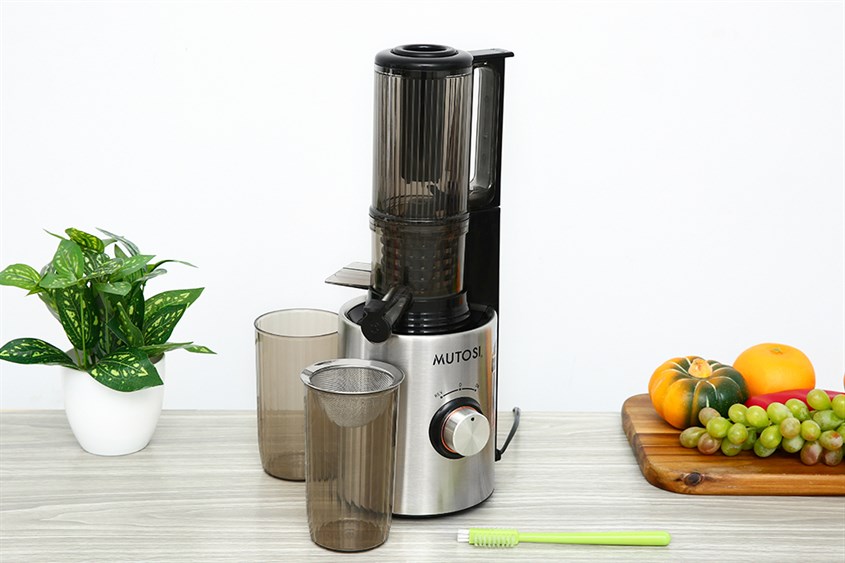 Máy ép chậm Mutosi MJ-SV522 có công suất 250W với tốc độ xoay 60 vòng/phút, giúp xử lý các loại rau cũ dễ dàng nhưng vẫn giữ trọn dưỡng chất vốn có
