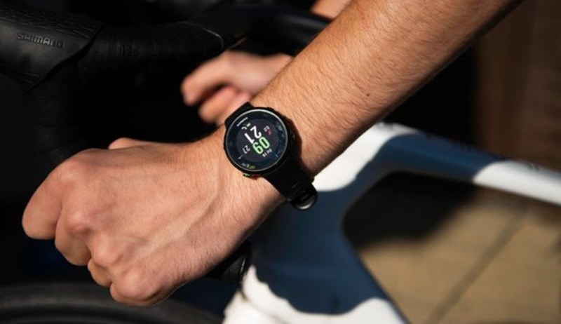 Garmin Forerunner 45 sở hữu m&agrave;n h&igrave;nh tr&ograve;n c&ugrave;ng m&agrave;u sắc tươi tắn