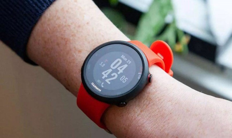 Cả 2 sản phẩm đồng hồ đều hỗ trợ đầy đủ c&aacute;c t&iacute;nh năng theo d&otilde;i sức khỏe