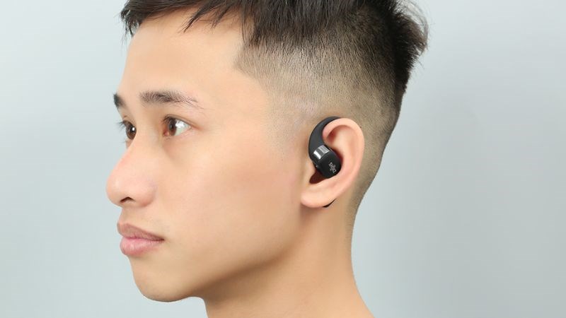 Shokz OPENFIT T910 có thiết kế bao quanh vòng tai gọn gàng