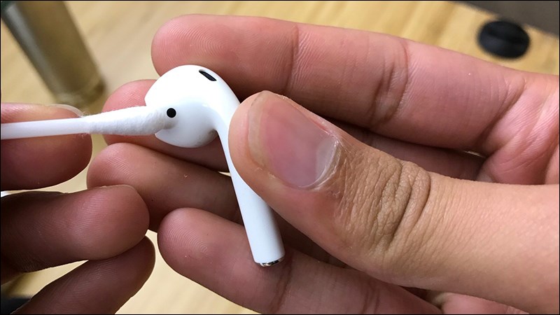 Tai nghe bị dơ cũng l&agrave;m ảnh hưởng đến chất lượng &acirc;m thanh