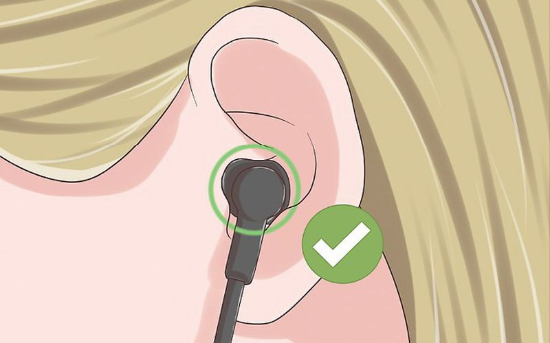 Đặt đầu m&uacute;t tai nghe v&agrave;o đ&uacute;ng lỗ tai dọc theo chiều ống tai