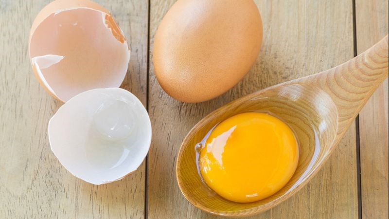 Tiêu thụ trứng sống kéo dài có thể gây ra tình trạng liệt tứ chi do thiếu hụt biotin