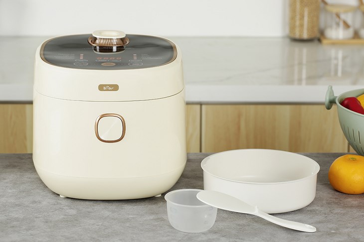 Nồi cơm điện tử Bear 1 lít DFB-C30D1 được thiết kế thon gọn, tạo vẻ đẹp tinh tế