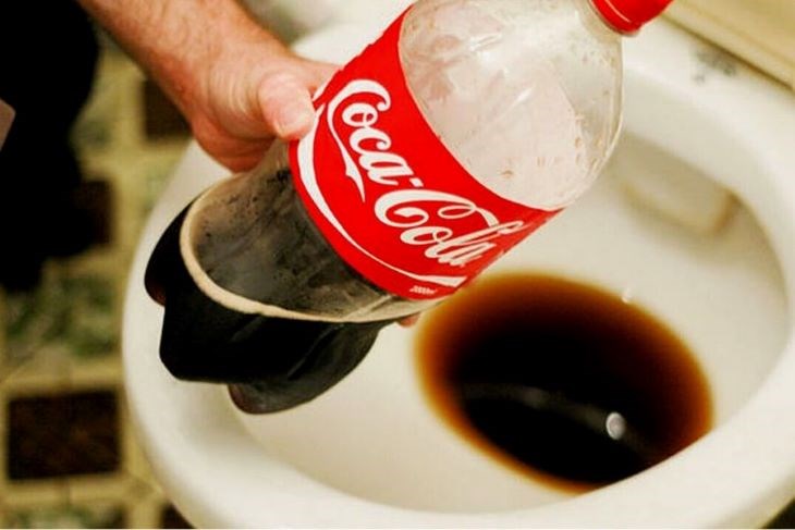 Sử dụng Coca cola để thông nghẹt cống