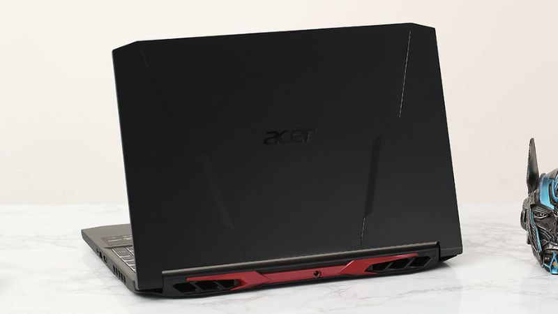 Laptop Acer Nitro 5 Gaming AN515 57 5669 i5 11400H (NH.QEHSV.001) với thiết kế mạnh mẽ