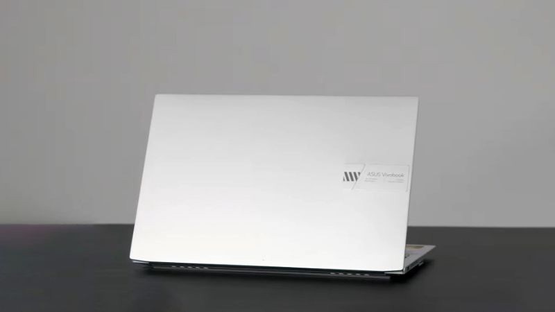 Laptop Asus Vivobook Pro 15 OLED K6502Z i5 12450H6GB (MA025W) với gam m&agrave;u bạc chủ đạo