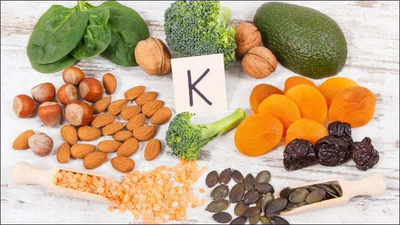 Vitamin K có nhiều trong rau xanh, quả hạch, gan động vật,...