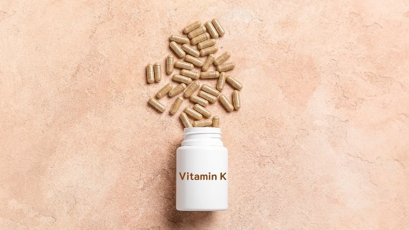 Bảo quản vitamin K ở trong hộp thuốc và đặt ở vị trí khô thoáng, tránh ánh nắng