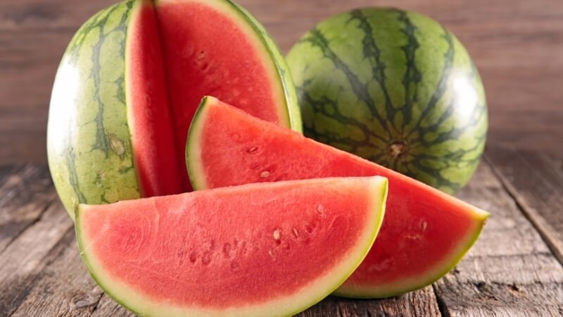 Dưa hấu chứa nhiều nước và khoáng chất, beta carotene giúp giữ ẩm và làm đẹp da