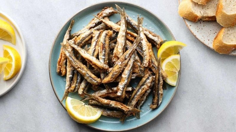 Mặc dù có kích thước nhỏ nhưng cá cơm lại chứa rất nhiều dưỡng chất