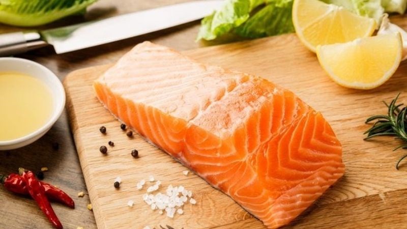 Cá hồi là thực phẩm cung cấp hai chuỗi acid béo omega-3 dài cho cơ thể