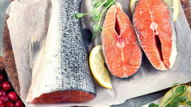 Astaxanthin là một sắc tố đỏ thuộc nhóm carotenoids 
