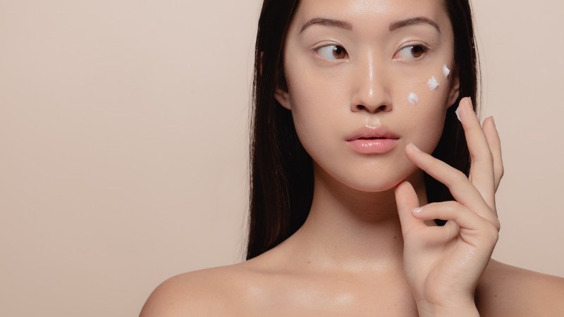 Bạn có thể bôi kem dưỡng ẩm sau khi retinol đã thấm vào da