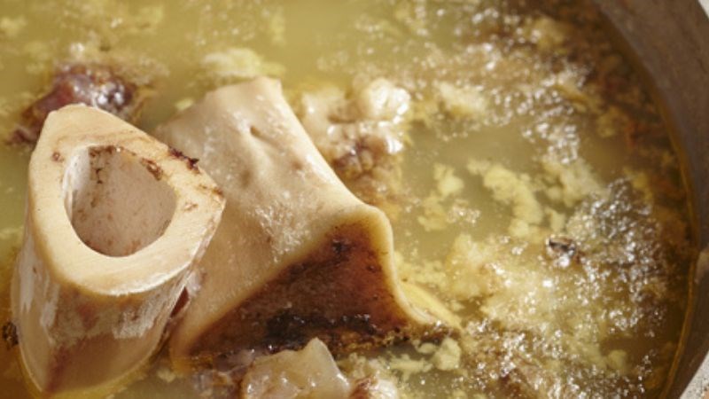 Nước hầm xương là loại nước được ninh từ xương động vật liên tục trong vài giờ Nước hầm xương là loại nước được ninh từ xương động vật liên tục trong vài giờ