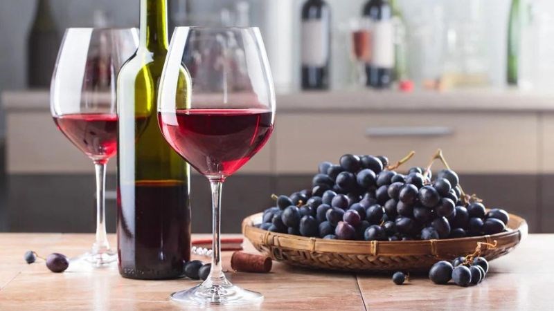 Rượu vang đỏ giúp tăng cường estrogen, kích thích sản xuất ra acid hyaluronic Rượu vang đỏ giúp tăng cường estrogen, kích thích sản xuất ra acid hyaluronic