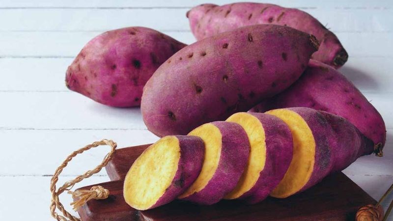 Khoai lang chứa nhiều vitamin, khoáng chất và chất chống oxy hóa cũng như beta-carotene Khoai lang chứa nhiều vitamin, khoáng chất và chất chống oxy hóa cũng như beta-carotene