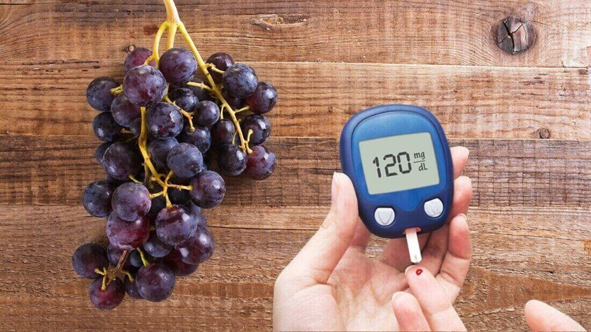 Không nên ăn trái cây chứa nhiều đường như nho trước khi ngủ