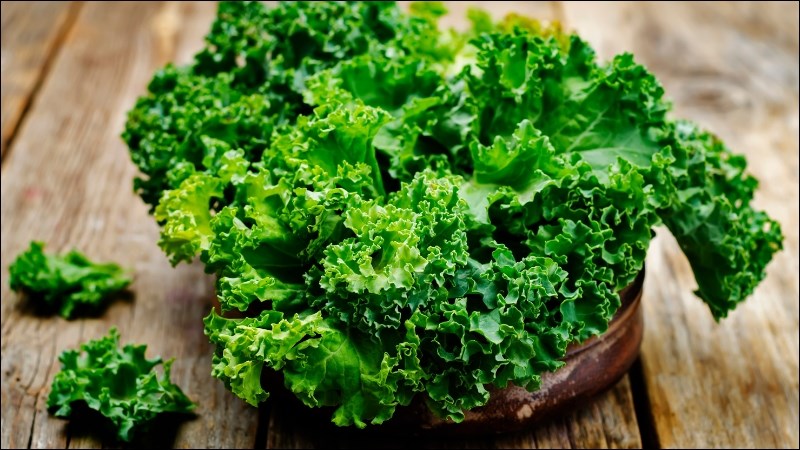 Cải kale là một trong các nguồn thực phẩm chứa canxi tự nhiên 