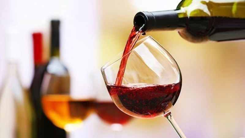 Bạn có thể uống rượu vang để cung cấp lượng crom cần thiết mỗi ngày