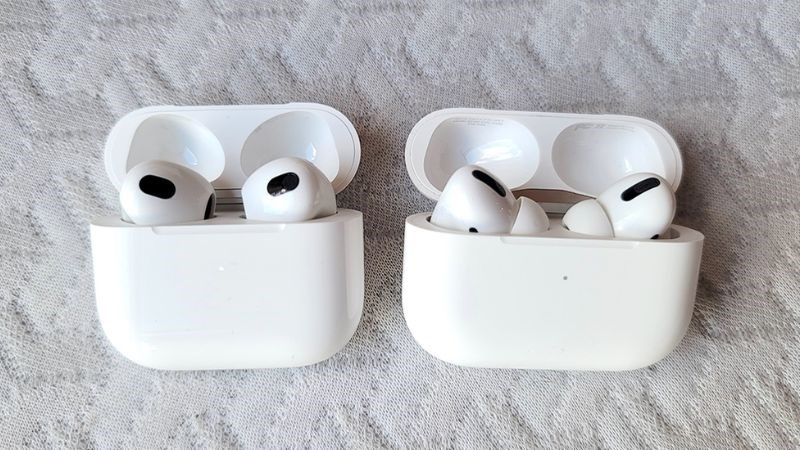 Cả hai sản phẩm đều hỗ trợ tương thích với sạc không dây MagSafe