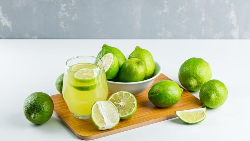 Bạn có thể pha loãng chanh với nước trước khi dùng trên da