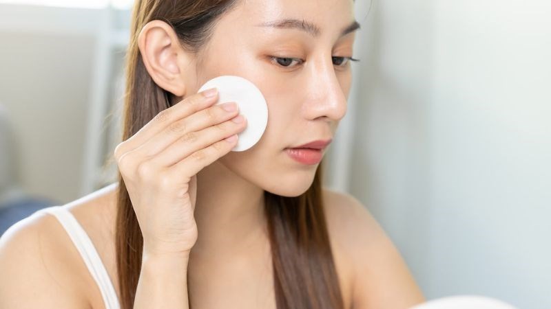 Bạn có thể dùng bông tẩy trang thấm nước chanh và thoa lên nốt mụn