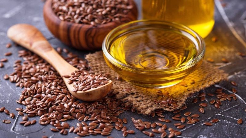 Dầu hạt lanh thu được từ phương pháp ép lạnh hạt lanh chín đã phơi khô Dầu hạt lanh thu được từ phương pháp ép lạnh hạt lanh chín đã phơi khô